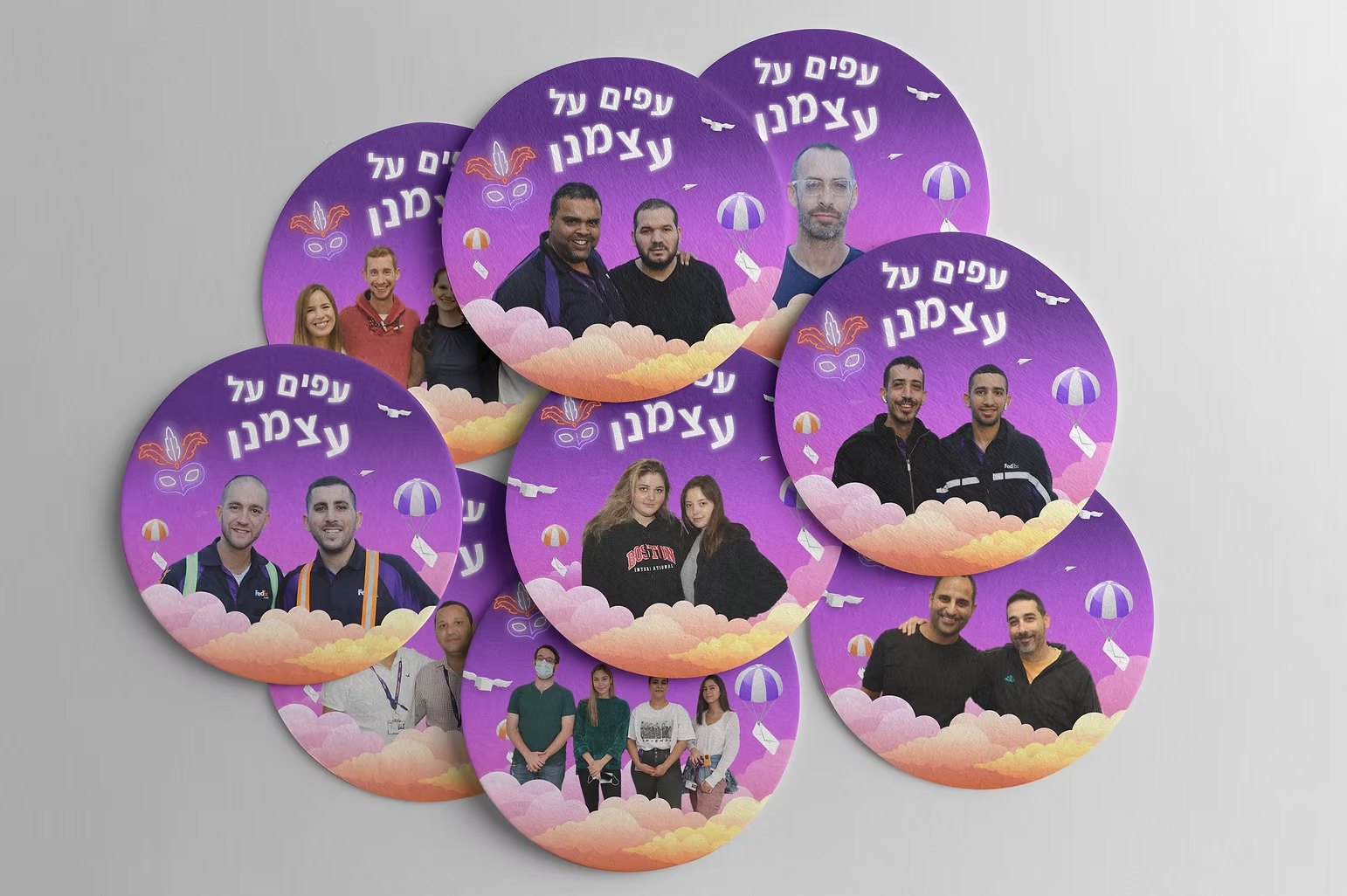 הדמיית סיכות עגולות בסגנון האירוע עם תמונות עובדים